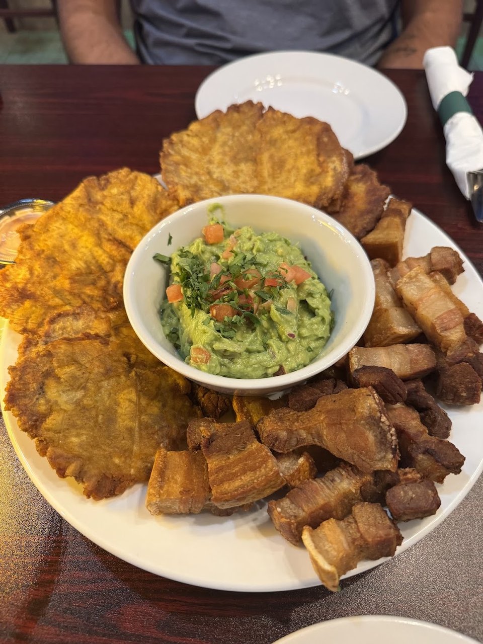 Guacamole Con Chicharrón Y Tostones